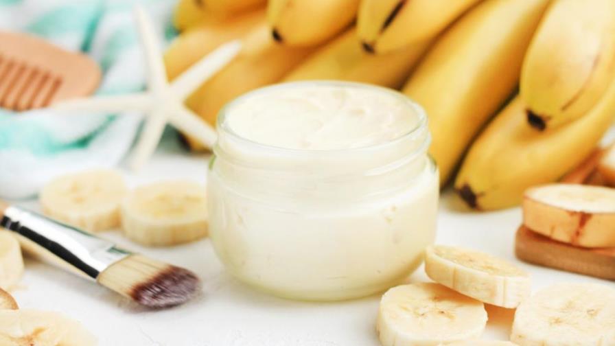 Puedes hacer un exfoliante natural con la piel de la banana