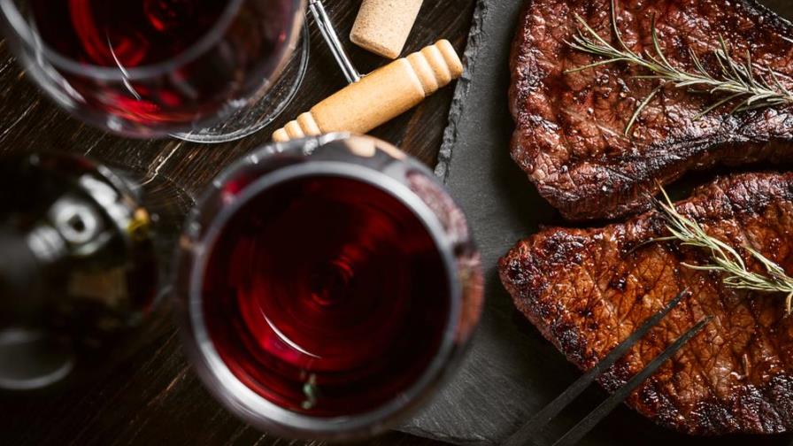 Te conviene evitar estos alimentos por la noche