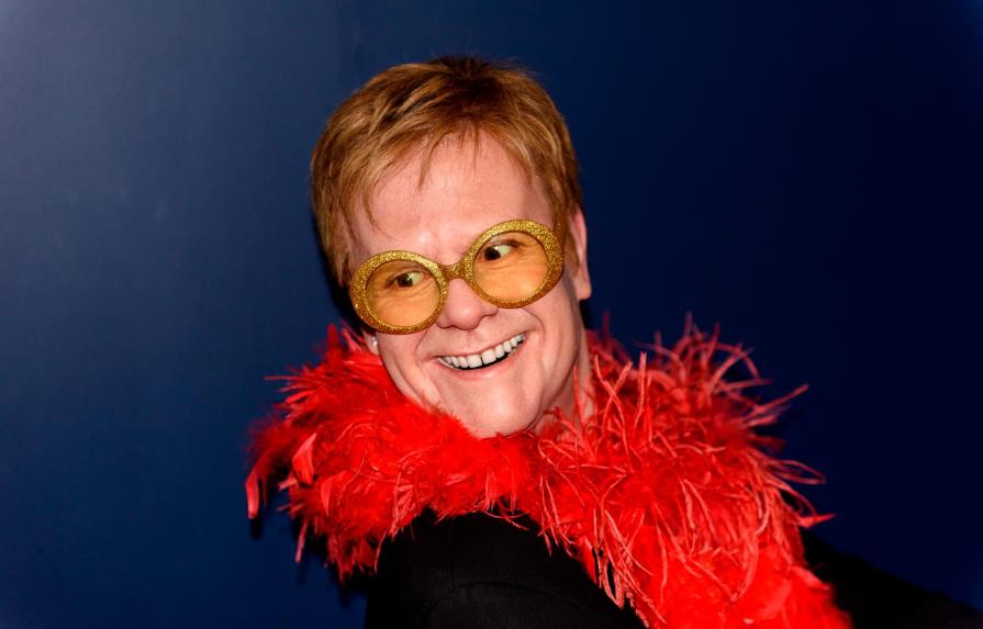 Elton John sorprendió a todos con su outfit vacacional