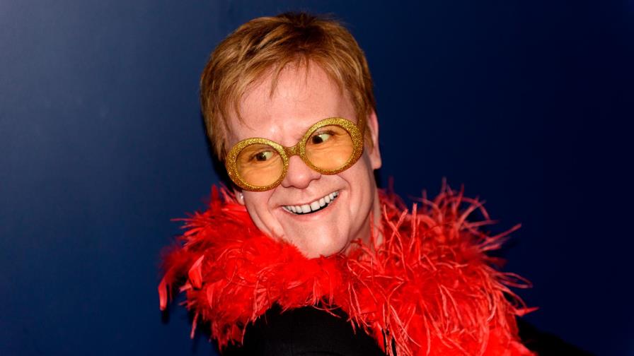 Elton John sorprendió a todos con su outfit vacacional
