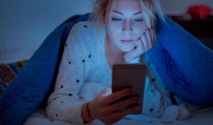 Mira cómo afecta a tu piel pasar mucho tiempo frente a las pantallas