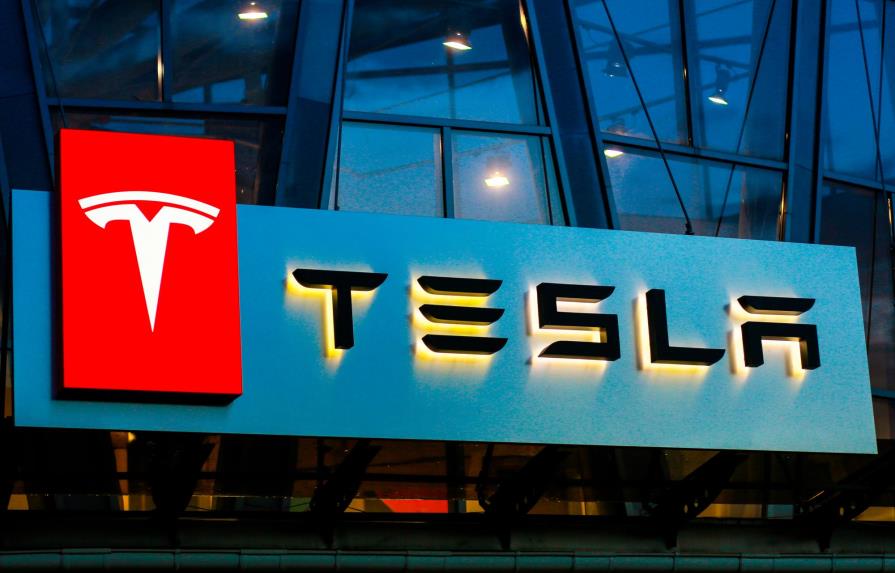 Trabajadora de Tesla demanda a la empresa: asegura que sus supervisores le proponían sexo