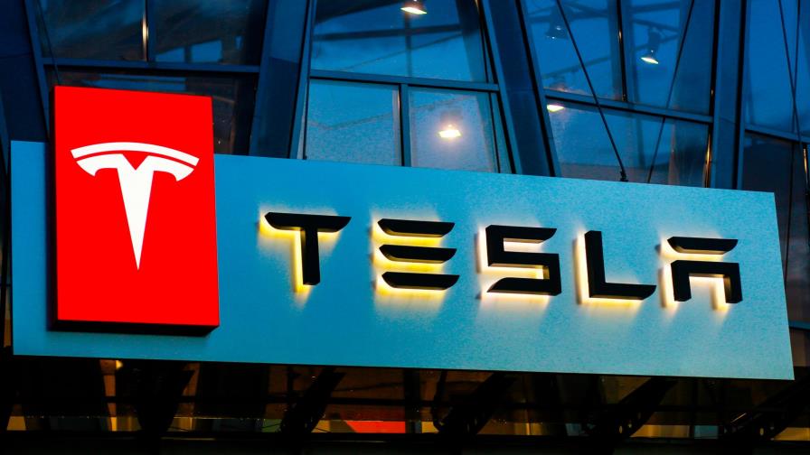 Trabajadora de Tesla demanda a la empresa: asegura que sus supervisores le proponían sexo