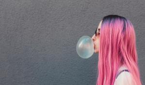 ¿Te has tragado una goma de mascar? Mira lo que sucede