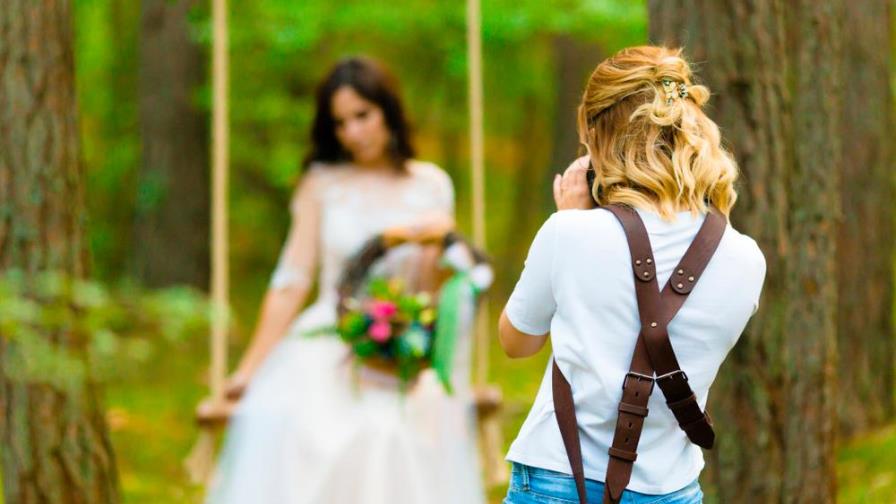 Es fotógrafa, los novios la maltrataron y así reaccionó
