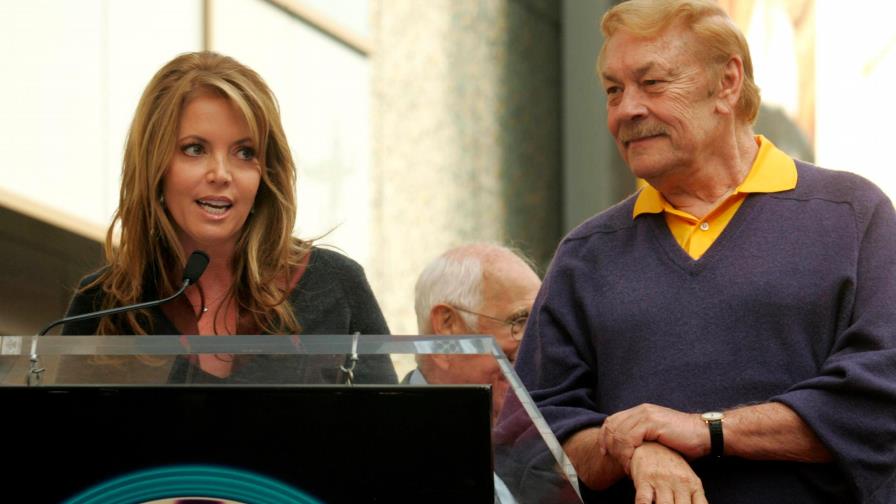 Dueña de los Lakers coquetea con Michael Jordan en su cumpleaños