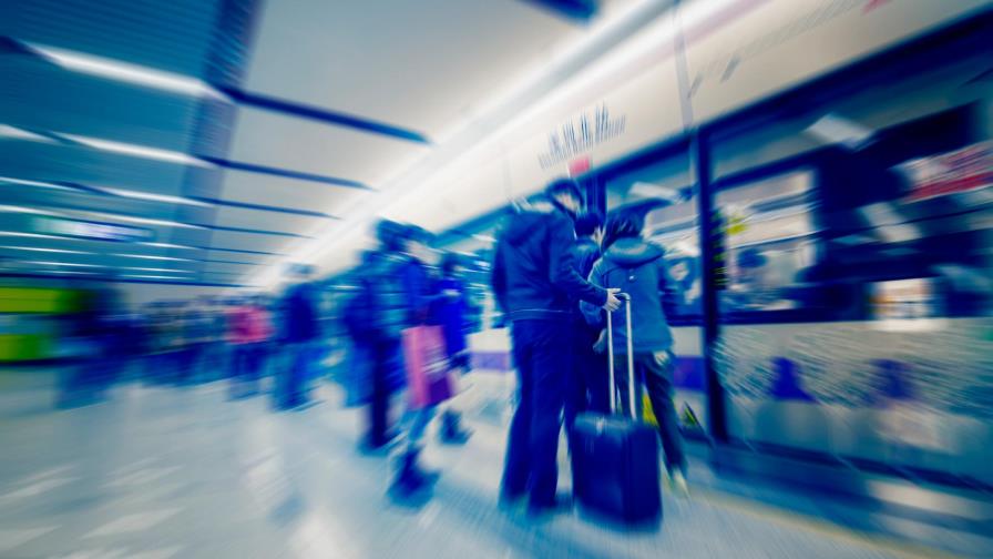 Mujer se lanza a las vías de un tren solo para asustar a su novio