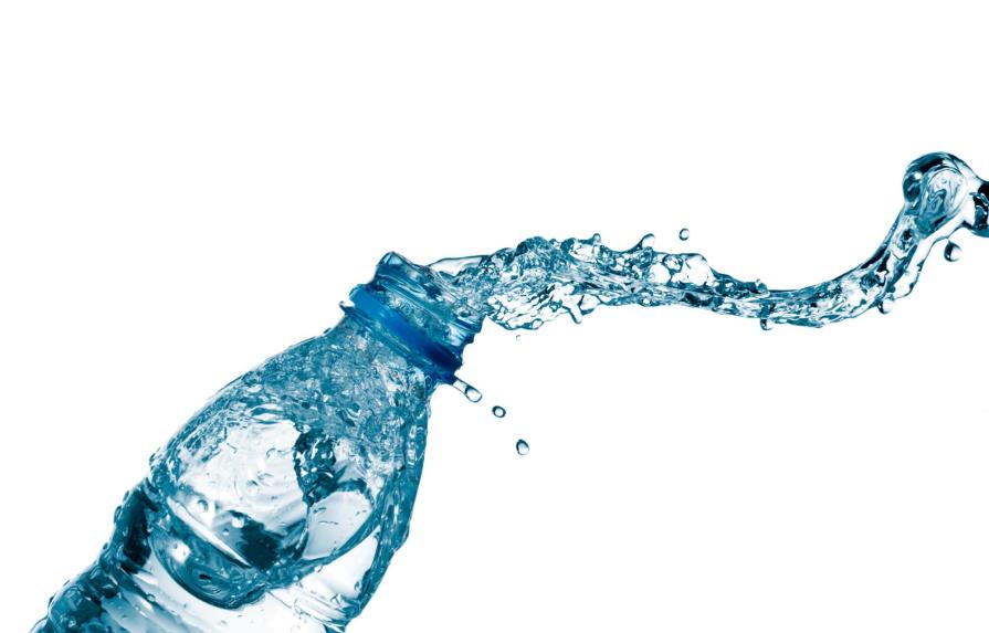 Estudio de la UASD pone en entredicho la calidad del agua en botellas que se vende en el país