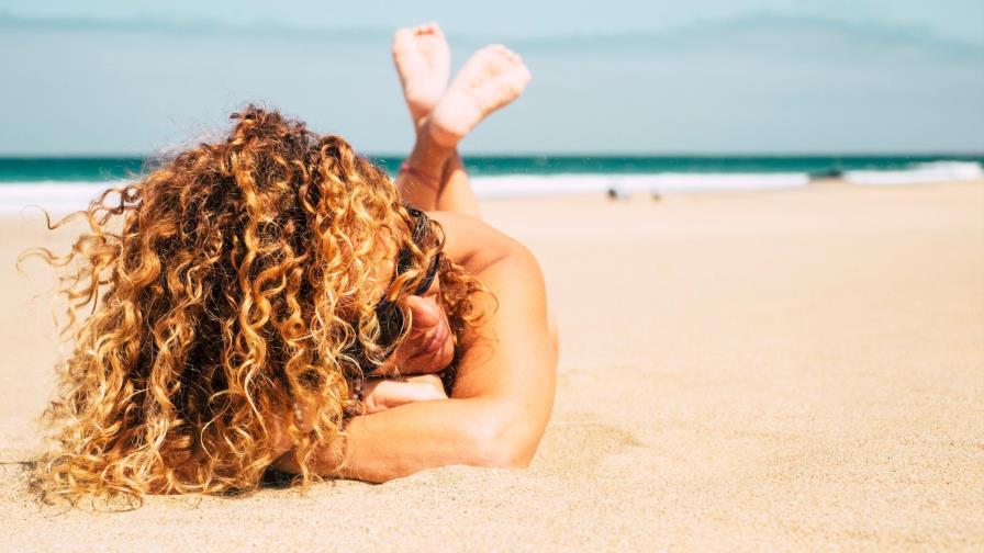 Esto es lo que debes hacer para cuidar tu cabello durante el verano
