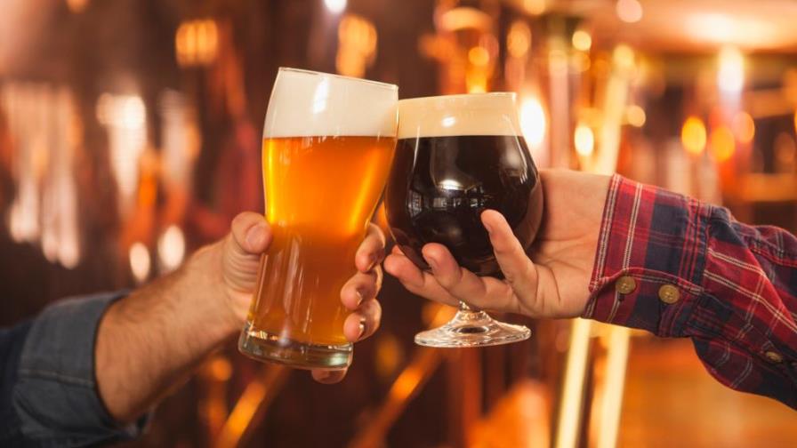 ¿Manchas de cerveza? Así puedes quitarlas de la ropa