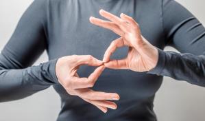 Esta niña aprendió lenguaje de señas para comunicarse con el repartidor