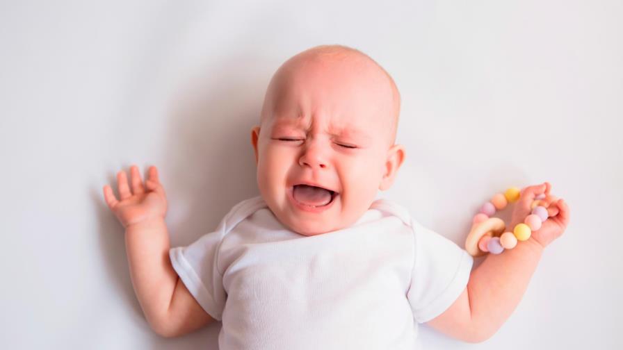 ¿Por qué no deberías dejar que tu bebé se duerma llorando?