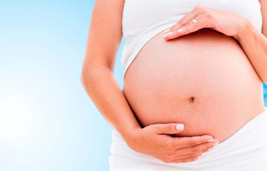 ¿Puede una mujer embarazada con coronavirus transmitírselo a su bebé?