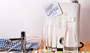 ¿Deberíamos beber agua alcalina en vez de agua corriente?