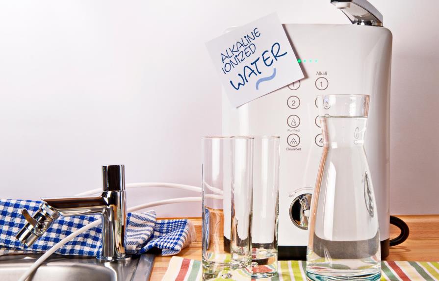 ¿Deberíamos beber agua alcalina en vez de agua corriente?