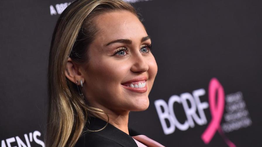 Miley Cyrus modela zapatos de lujo