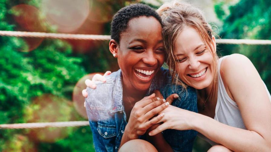 ¿Qué le sucede a nuestro cuerpo cuando reímos y por qué lo hacemos?