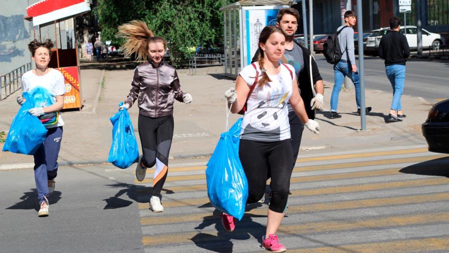 Qué es el plogging, la nueva tendencia que busca salvar al mundo