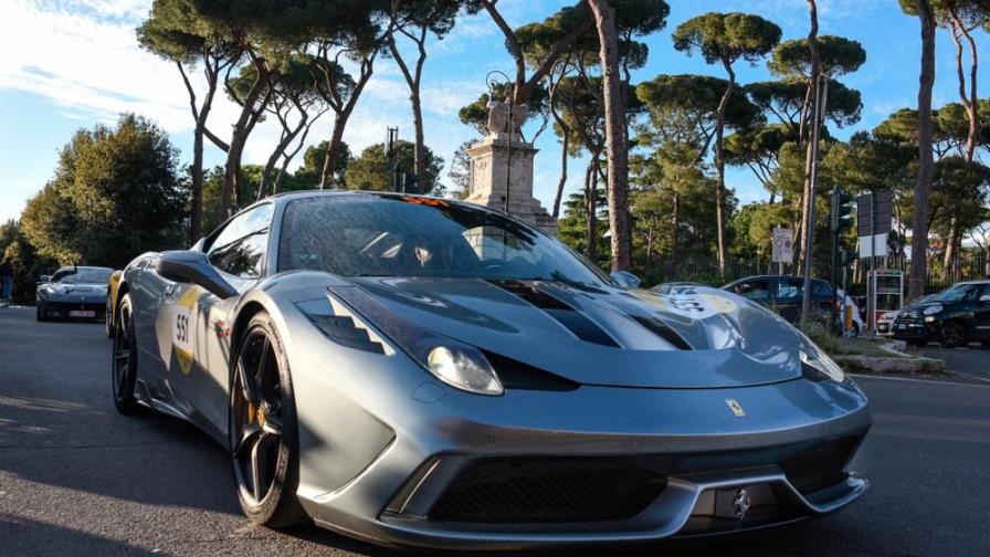 Se le atascó su Ferrari en un callejón sin salida