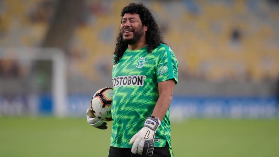 El exfutbolista René Higuita se permite burlarse de sí mismo para concientizar sobre el aislamiento
