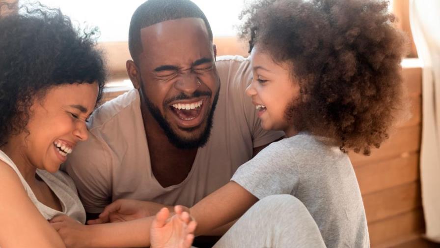 ¿Por qué solo puede generarnos cosquillas otra persona y no nosotros mismos?