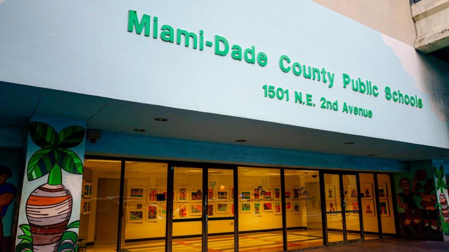 Detienen a un joven de 15 años en Miami por amenazas a escuelas