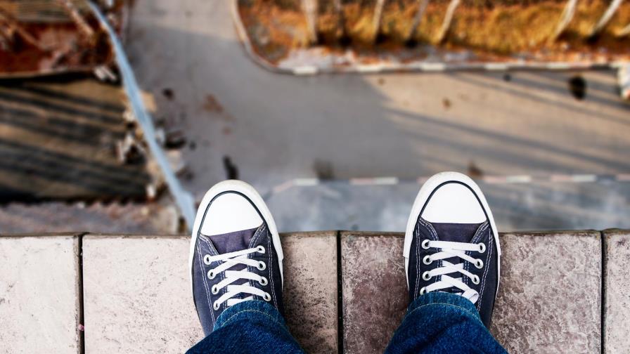 Descubrió a su esposo siéndole infiel y saltó al vacío