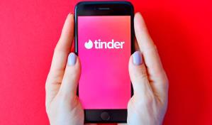 Tinder te insta a seguir usándolo incluso durante la pandemia