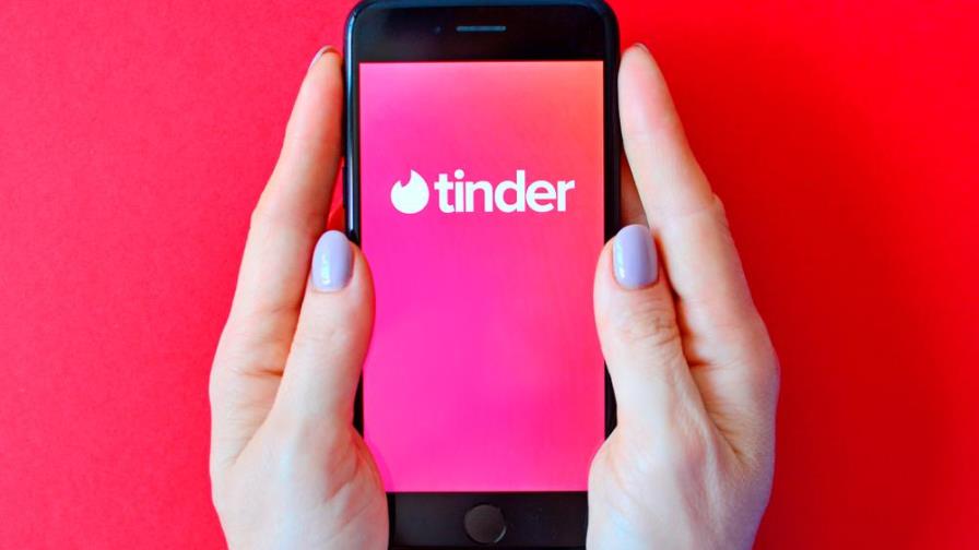 Tinder te insta a seguir usándolo incluso durante la pandemia