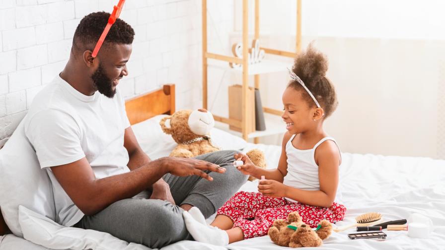 Manicura y pedicura de manos de los hijos, un regalo para papá de último minuto