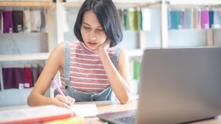 Estudia conmigo, el fenómeno de YouTube que te ofrece compañía virtual para tus horas de estudio