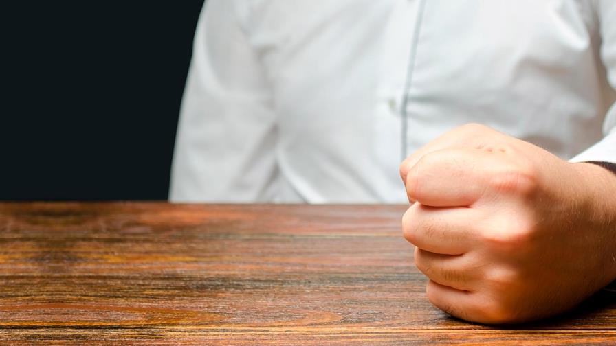 ¡Le arrancó los ojos a un empleado del hotel en una pelea!
