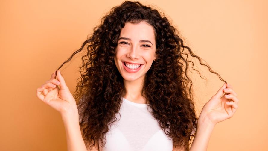 El truco para definir los rizos y para rizar los cabellos lacios