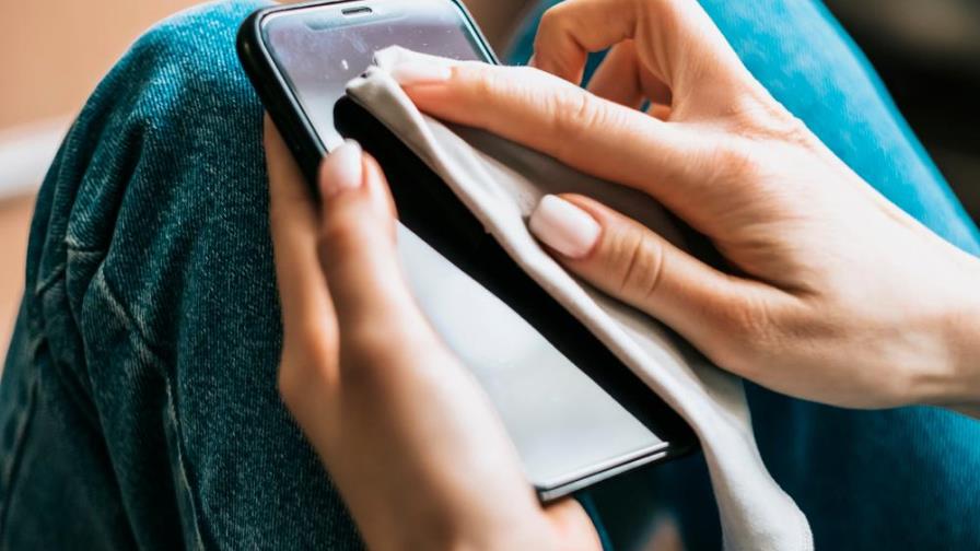 Todavía hay que explicarlo: así debes limpiar y desinfectar tu móvil