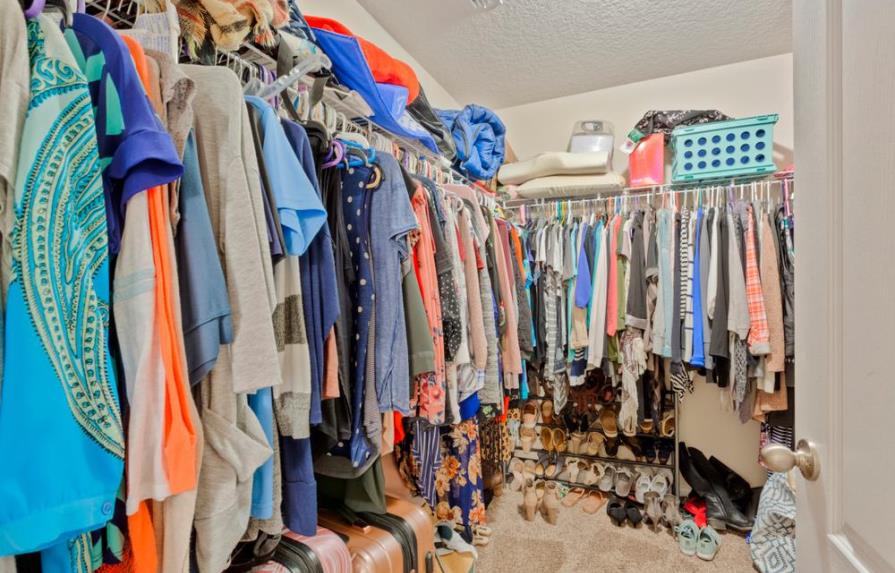 Dónde puedes guardar tu ropa si no tienes más lugar en tu armario