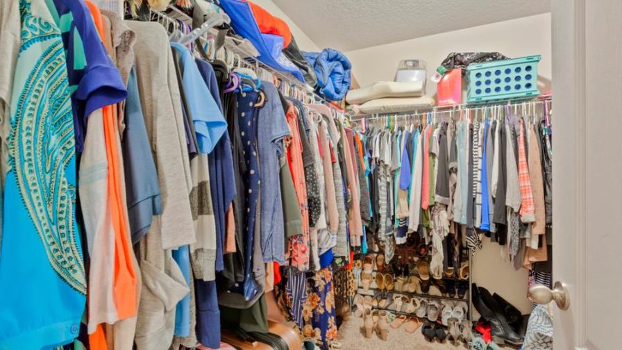 Dónde puedes guardar tu ropa si no tienes más lugar en tu armario