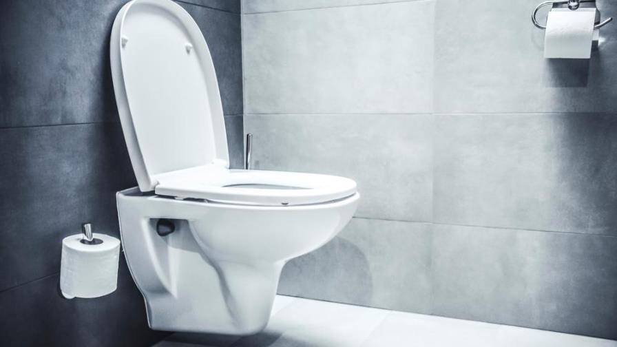 Esta es la forma correcta en la que debes sentarte al ir al baño