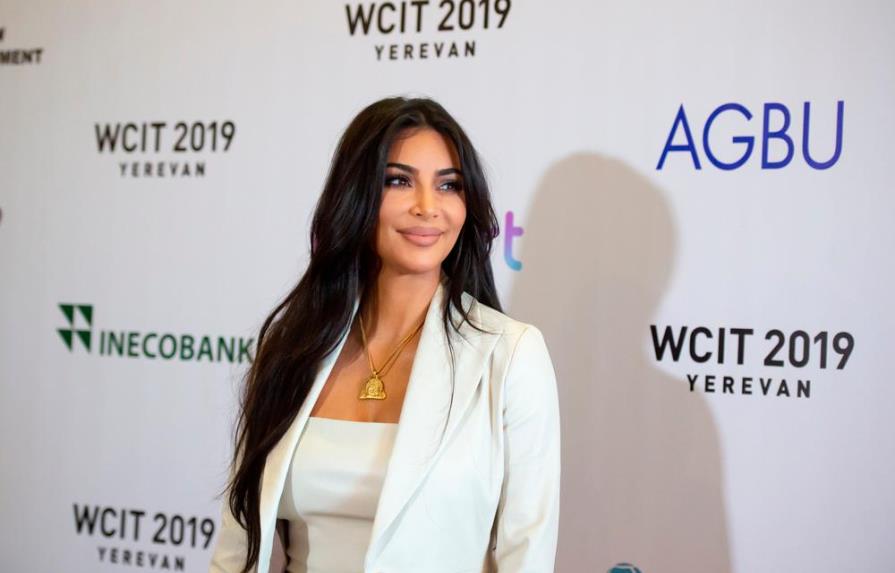 Kim Kardashian sorprende en coqueto video
