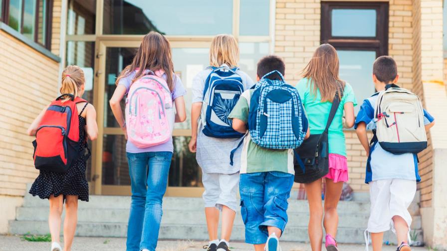 El dilema de los padres ante posible reapertura de escuelas de EEUU aún en pandemia