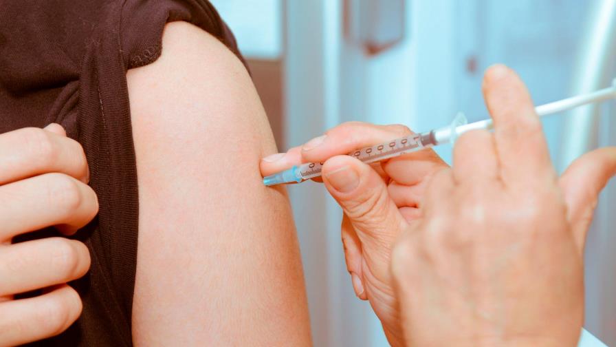Dos fabricantes de vacuna contra COVID-19 revelan sus protocolos de ensayo