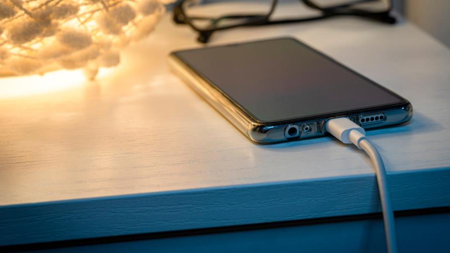 Mito o realidad: Usar el celular durante su carga, daña su batería 