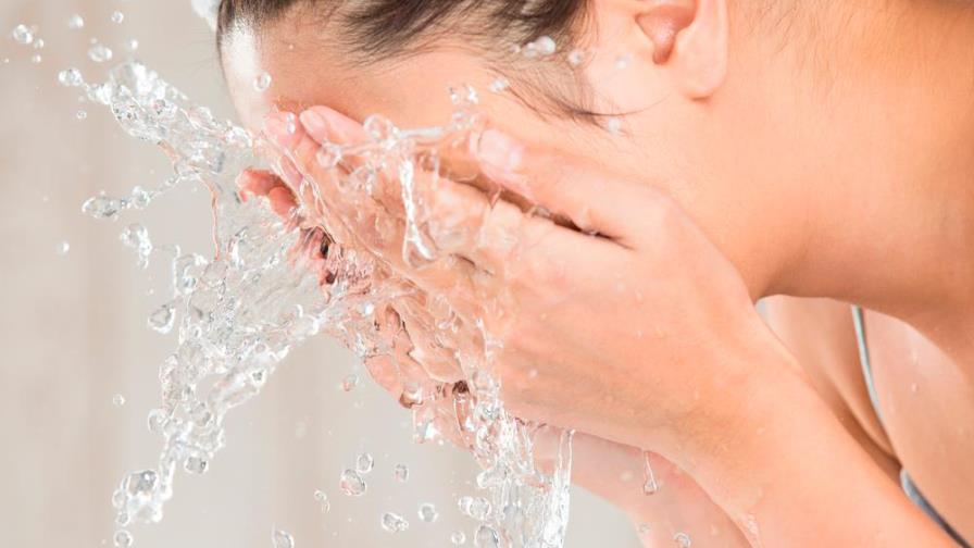Mejora la piel del rostro con agua salada