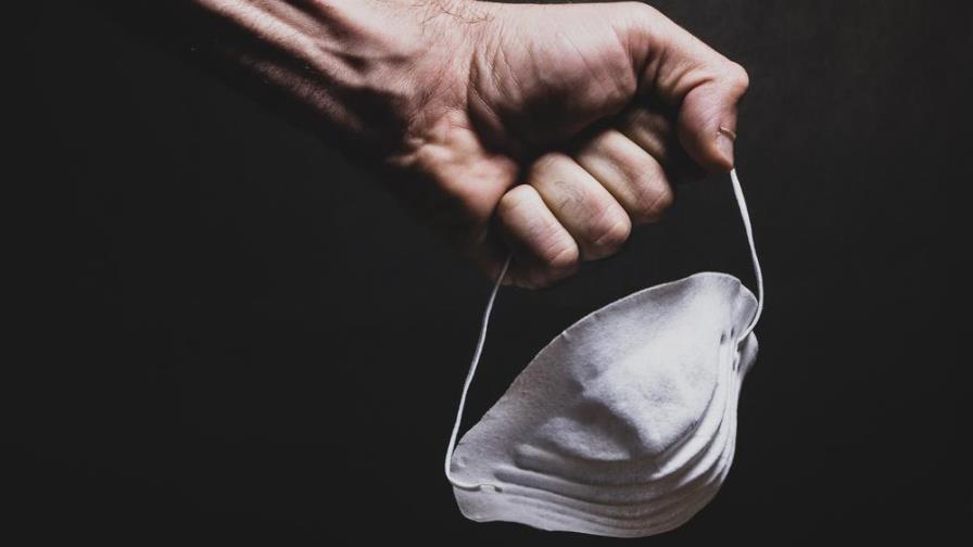 Una mascarilla que se enciende cuando detecta el COVID-19