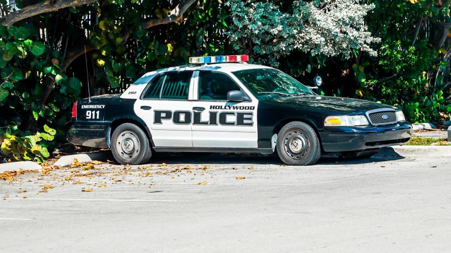 Florida: Esposa de policía muere asfixiada en la patrulla