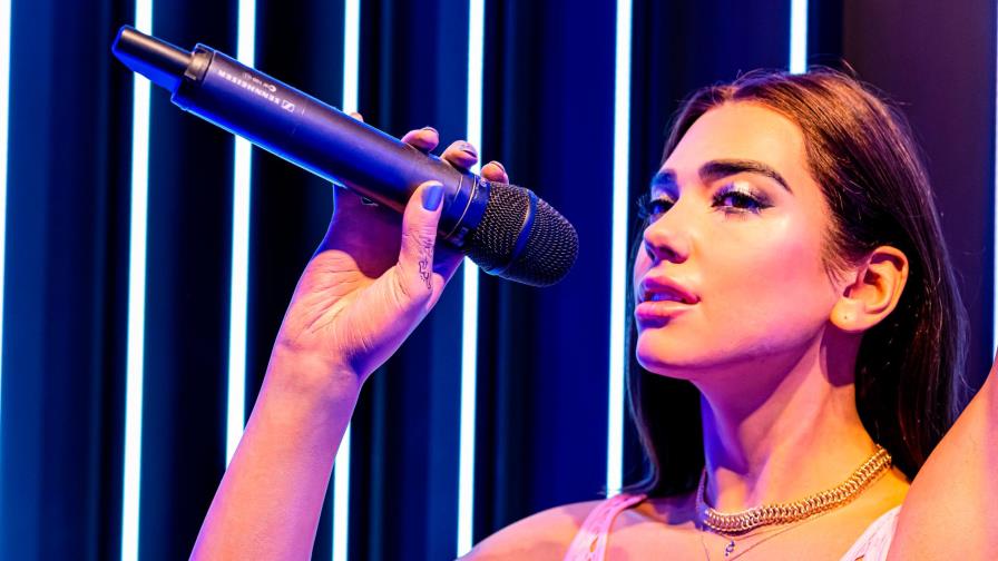 Dua Lipa se une a Versace y explota las redes Dua Lipa se une a Versace y explota las redes