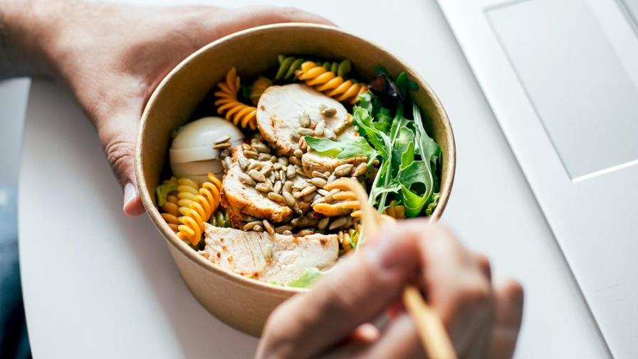 Lo que debes hacer para no subir de peso con el home office