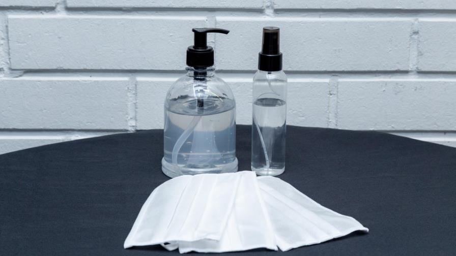 Errores que todavía cometes con la mascarilla y el alcohol en gel