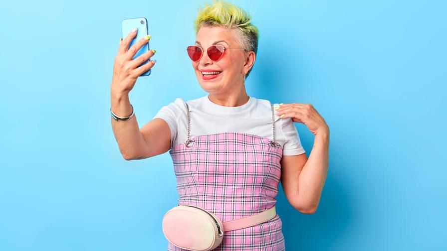 Así puedes disimular las canas sin teñir el cabello 