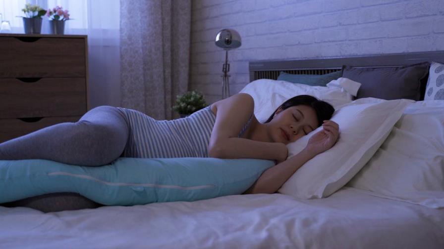 Por qué es bueno dormir con una almohada entre las piernas