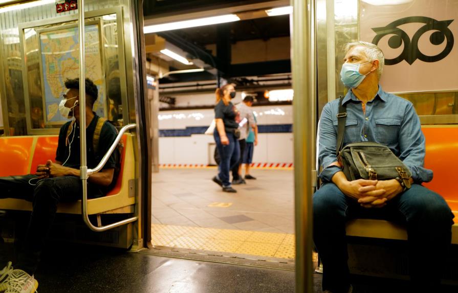 Nueva York exigirá vacuna a empleados del metro por el aumento de casos